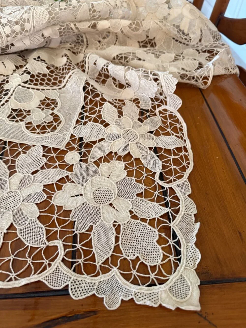 Vintage Guipure Lace Tablecloth – Ivory Cotton, Excellent condition!